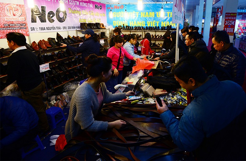 Người dân Thủ đô rộn ràng sắm Tết ảnh 5